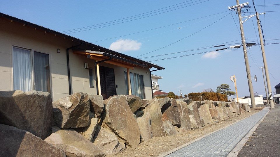 根府川石の崩れ積み完成しました☆